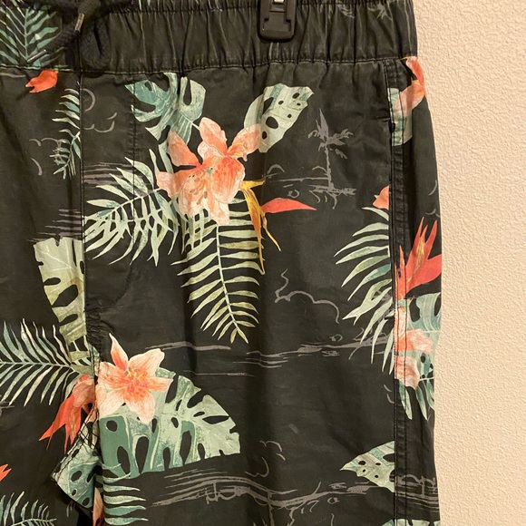 ⭐️H&M | Drawstring Waist Botanical Print Shorts - Picture 4 of 7